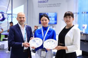 ECOVACS 'ẵm' ngay 2 giải thưởng sáng tạo công nghệ với DEEBOT X8 Pro OMNI tại IFA 2024- Ảnh 1.