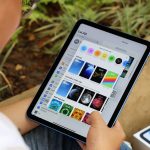 Người dùng trải nghiệm iPad tại Thế Giới Di Động