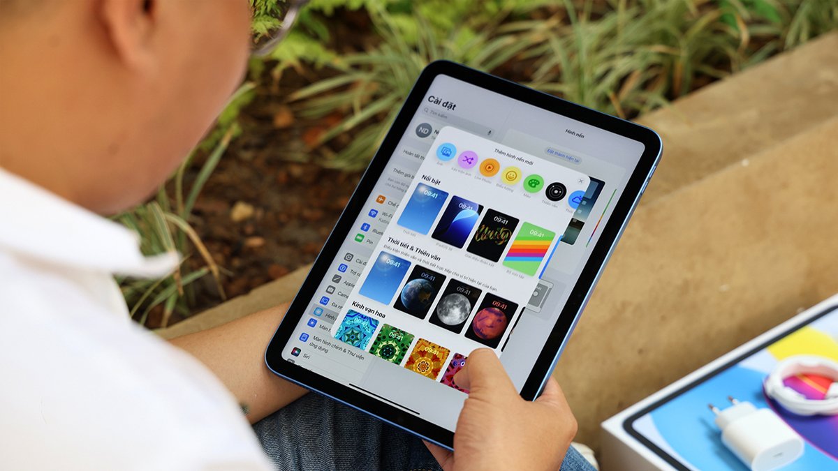 Người dùng trải nghiệm iPad tại Thế Giới Di Động